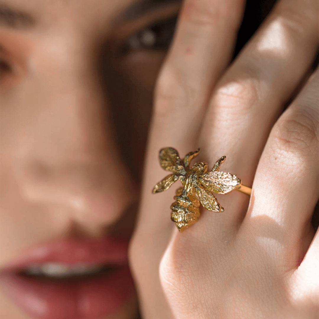 Bee ring gold